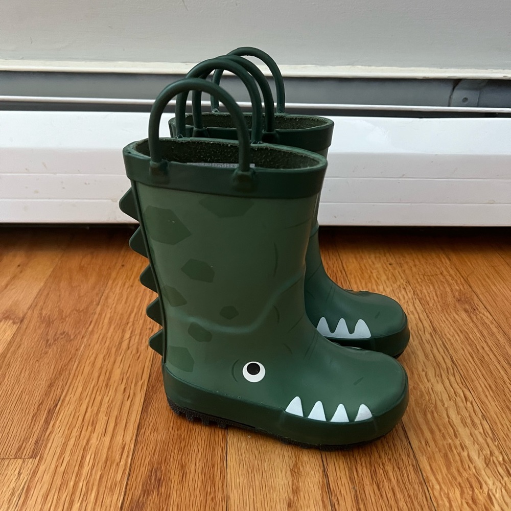 Toddler size 6 rain boot